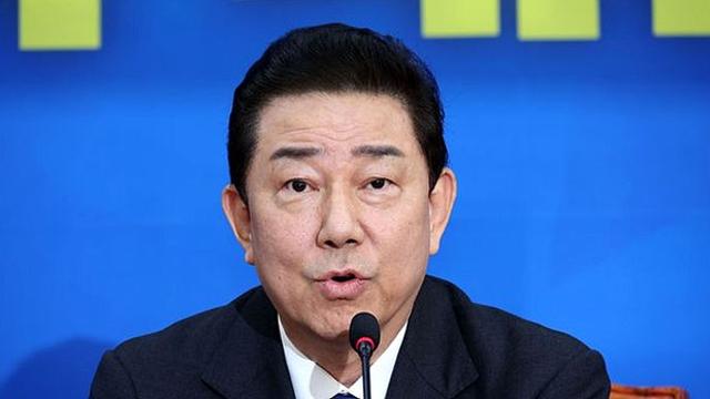 김병기, ‘전방위 비위 의혹’에 원내대표직 전격 사퇴