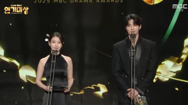 아이유X변우석, 함께 떴다…“예쁘게 봐 달라” 시상식 출격 [MBC 연기대상]