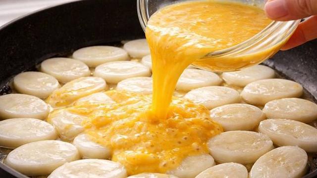 남은 떡국 떡에 ‘계란물’만 부어보세요…가족들이 “왜 이제 해줬어?” 합니다