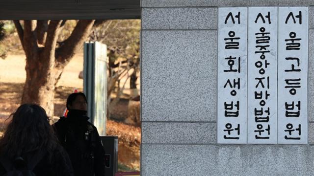 '세수시키고 옷 갈아입혀'…여친 폭행 은폐 시도 유튜버, 2심도 집행유예