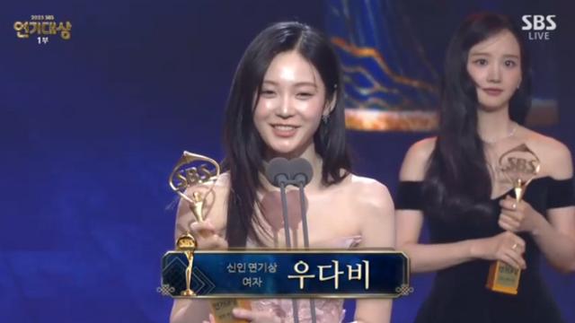 우다비, ‘키스는 괜히 해서!’로 신인상 수상… “연기할 수 있어 행복” [2025 SBS 연기대상]