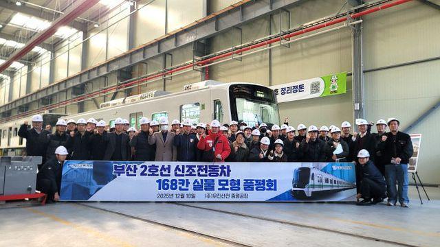 “시민이 직접 검증” 부산 2호선 신차 공개... 무선 충전 등 편의 강화