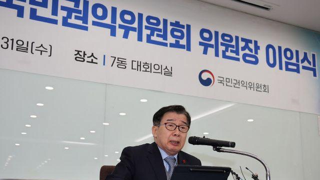 사퇴하는 '尹 대학동기' 유철환 권익위원장 