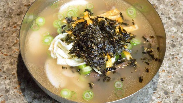 떡국에 김 올릴 때 '이 방법' 써보세요...왜 여태 모르고 살았을까요