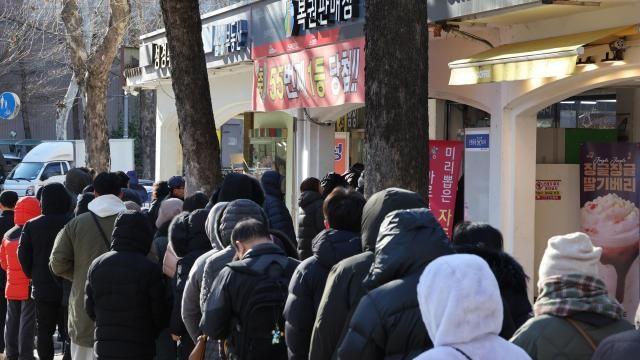 新年首日 首尔彩票销售点前排起长队