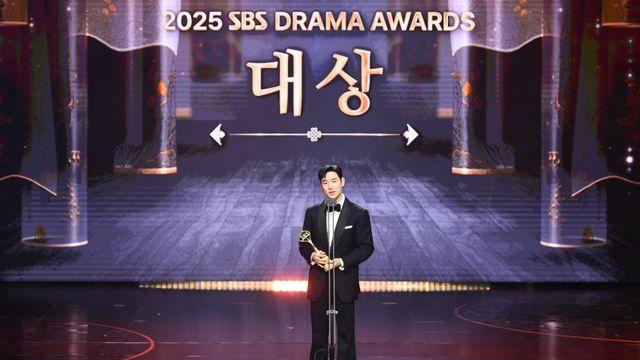 ‘갓도기’ 이제훈, 새 역사…두 번째 ‘SBS 연기대상’ 품었다 [종합]