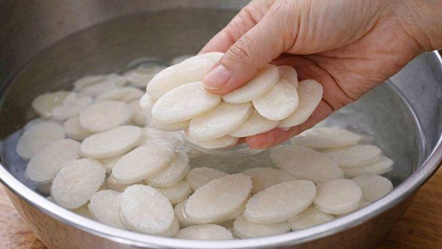 떡국떡 제발 '물'에 불리지 마세요…떡집 사장님이 추천한 '더 쉬운' 방법