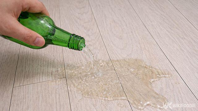 거실 바닥에 '이것' 부어보세요… 물걸레로 안 지워지던 '묵은 때' 싹 없어집니다