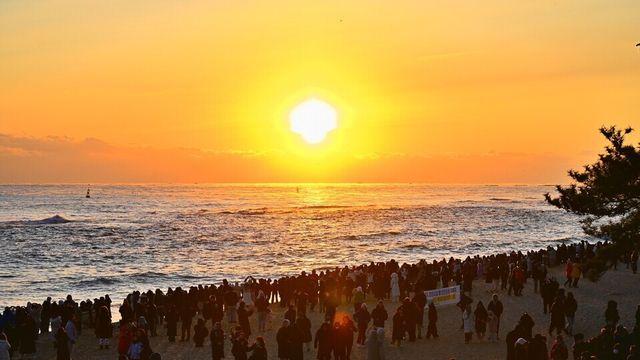 속초해수욕장에 솟는 '병오년 새해 첫 일출'