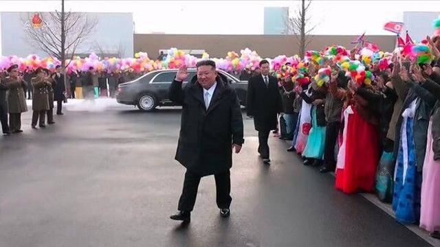 김정은, 신년 연설 '내부 결속' 집중…주애·리설주와 경축공연 참석(종합)
