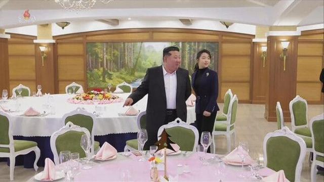 주애, 금수산태양궁전 첫 공개참배…김정은 부부 동행(종합)