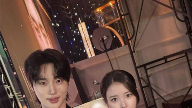 아이유·변우석, 시크한 블랙 커플룩 공개… 새 드라마 ‘21세기 대군부인’ 기대감 고조