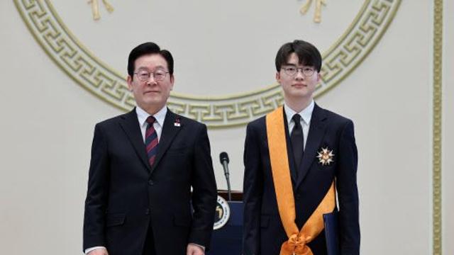 '페이커' 이상혁, 훈장 받았다…체육계 최고등급