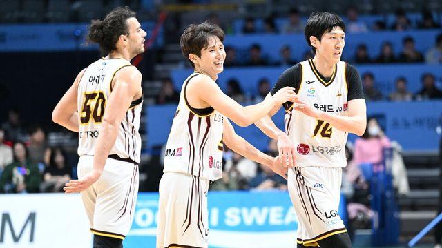 80-62로 삼성 제압한 LG, 선두 질주하며 20승 선점