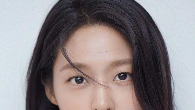 설현, 꽉 찬 예쁨…청순과 시크 사이 '독보적 비주얼' [AI 포토컷]