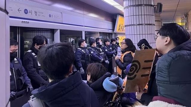 새해 첫 출근부터 전장연 시위…남영역·시청역 한때 무정차(종합2보)