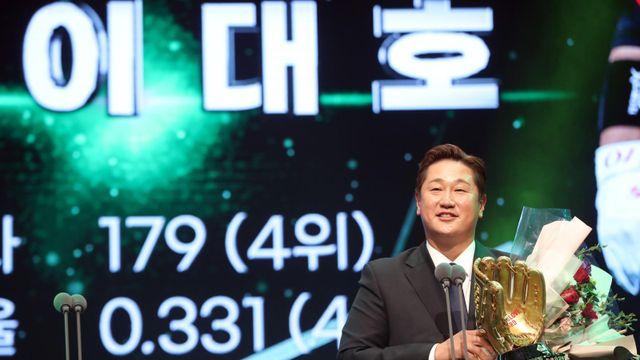 레전드 이대호, CPBL 중신 구단 합류…'스프링캠프 객원 타격 코치 활동'