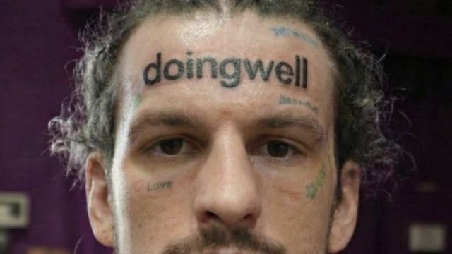 돈에 환장했나? 前 UFC 벤텀급 챔피언, 이마 한가운데 광고 문신 새겼다…