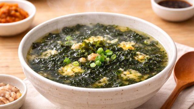 겨울철 김국 끓일 때 '이것' 꼭 넣어보세요…'비밀 재료'가 있어요