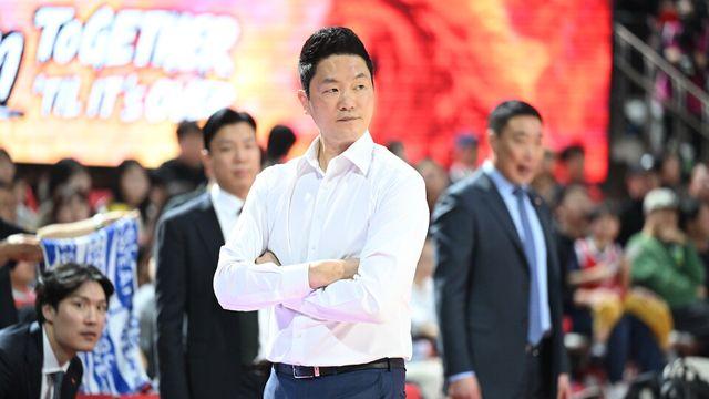 지난 경기와 다른 4쿼터 역전, 전희철 SK 감독 “연속으로 두 번 그러겠나” 미소
