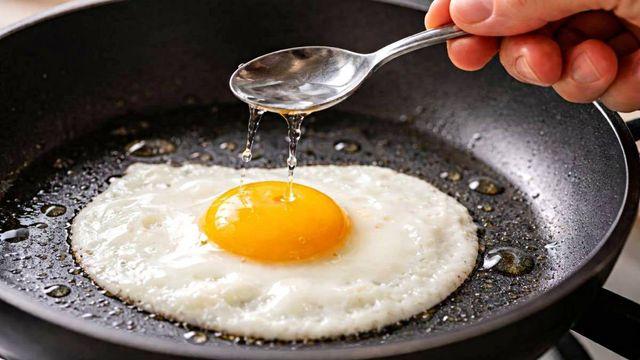 계란후라이 제발 뒤집지 말고, '이것' 2스푼만 넣으세요…신세계가 열립니다