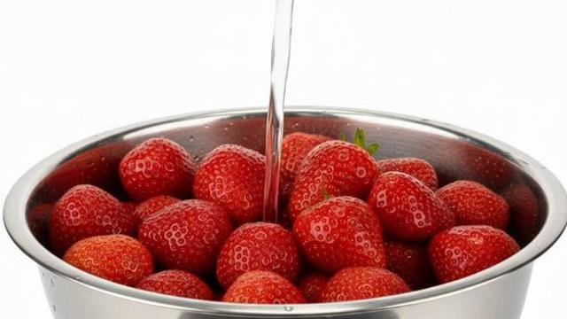 비싸게 주고 사서 더 아까운 '겨울 딸기', 제발 씻지 말고 '이것' 부으세요