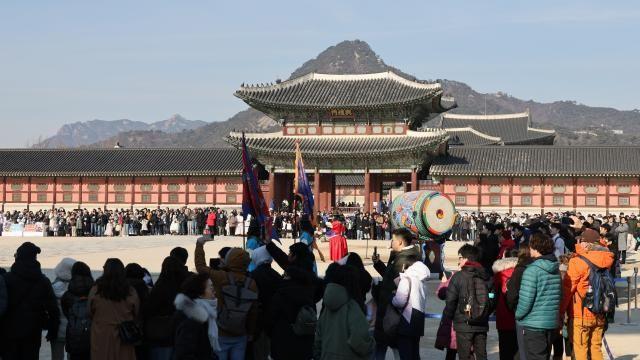 景福宫新年首个周末迎观礼热潮