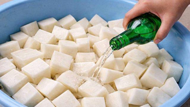 무를 썰어서 '소주' 딱 반컵만 뿌려보세요…이 엄청난 걸 왜 이제 알았죠