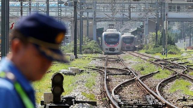 용산서 철로에 빠진 승용차와 열차 충돌…승객 30명 자력 대피