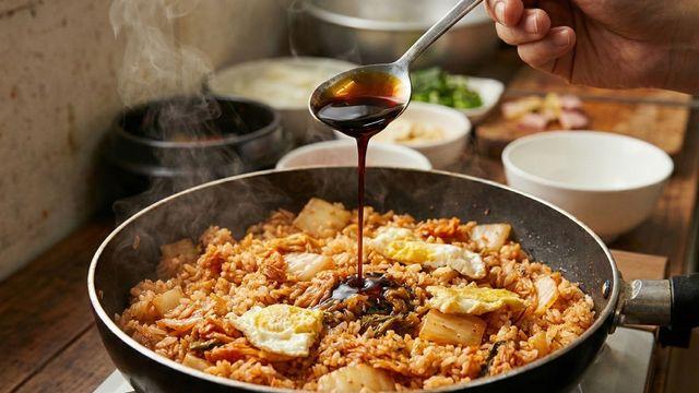 김치볶음밥에 ‘이것’ 두 스푼 넣어보니…감칠맛 제대로에 온 가족이 박수칩니다