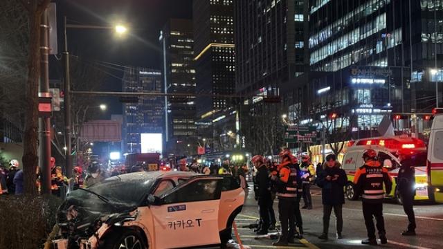 [속보] 종각역 돌진 70대 택시기사 구속영장…약물운전 등 혐의