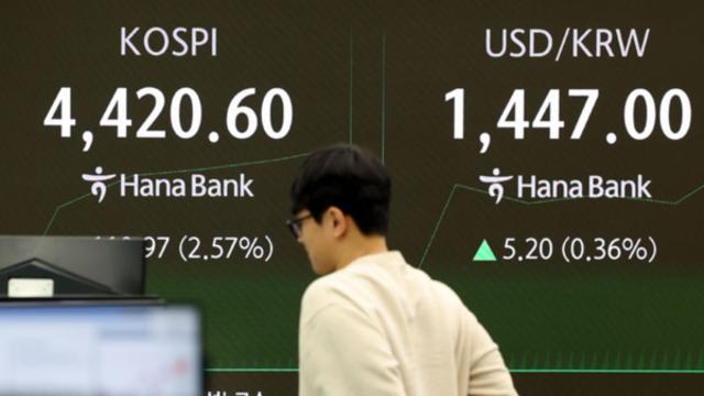 코스피, ‘반도체 랠리’에 4400 돌파...'13만전자·70만닉스'