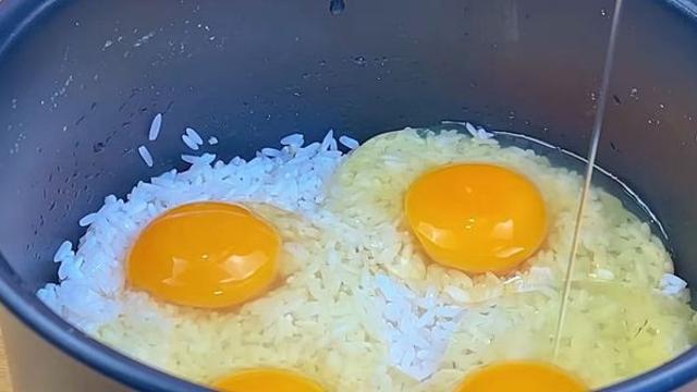 쌀을 씻어 '계란' 톡 깨트려 넣으세요…온 가족이 밥솥 거덜 냅니다