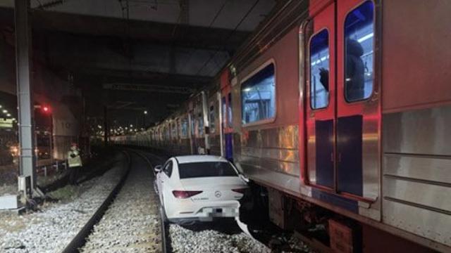 한밤중 음주 차량 철길 위 '질주'…승객 태운 열차와 충돌