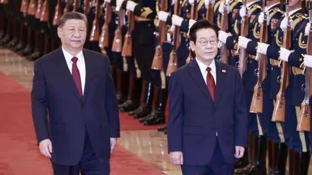 붉은 넥타이 멘 한중 정상…천안문광장에 울려퍼진 예포 21발