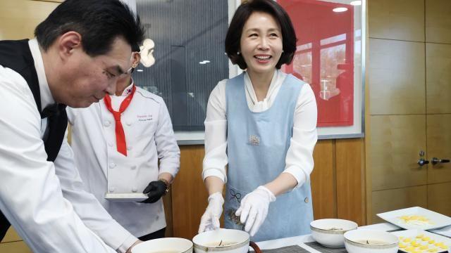 김혜경 여사, 한·중 교류 이바지 현지 여성들에게 떡만둣국 대접