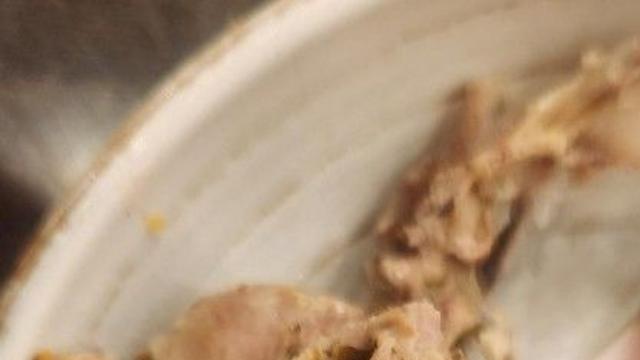 한 입 베어 물자 '악취'…유명 식당 닭똥 삼계탕 논란