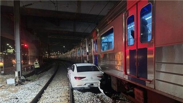용산 철로에 음주운전 승용차 빠져 열차 충돌…만취 20대 입건(종합)