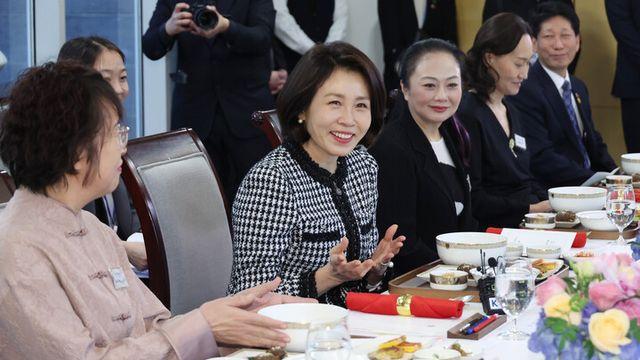 김 여사, 한중 가교 역할 中여성 초청...떡만둣국 대접
