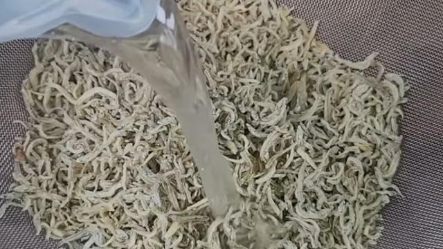 설탕, 물엿 아닙니다...멸치볶음에는 '이것' 넣어야 가족들이 젓가락을 댑니다