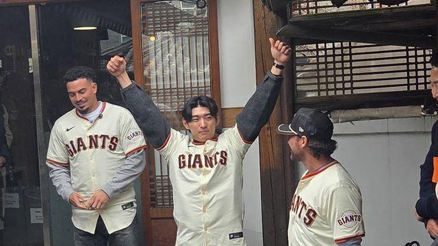 '승부욕 활활' 이정후, 새 감독도 안 봐줬다…비석치기 이기고 두손 번쩍 [현장 스케치]