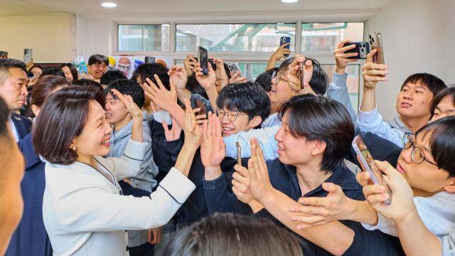 김혜경 여사, 북경한국국제학교 방문…“한·중 미래 밝히는 등불 되길”
