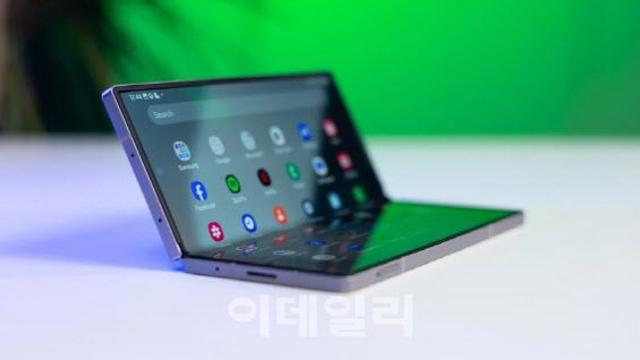 애플 겨냥 삼성의 승부수…갤럭시 와이드 폴드 선뵌다[모닝폰]