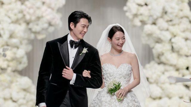 '10년 열애' 신민아♥김우빈 신혼여행 떠났다…장소는 바로 '이곳'