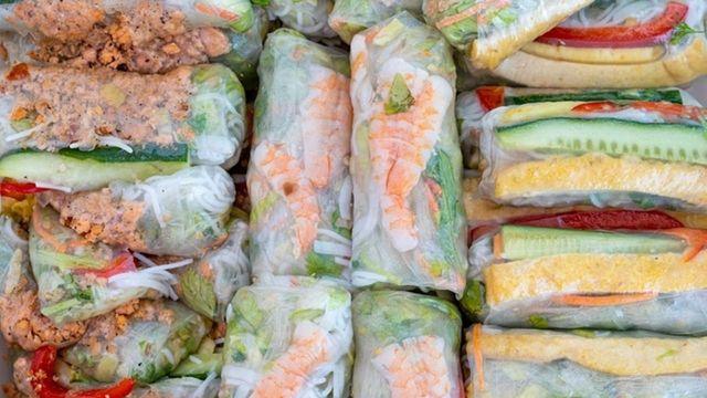 '사실, 이렇게 만드는 게 진짜 정답..' 따뜻한 물 vs 찬물, 먹었을 때 훨씬 더 맛있는 라이스페이퍼 사용 방법