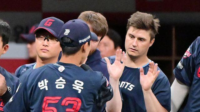 10승 따내고도 韓 떠난 그 투수, 필라델피아와 마이너 계약…