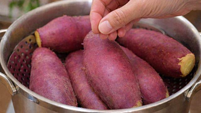 고구마 찔 때, 제발 '이것' 4조각만 넣어보세요…맛의 차원이 달라져요