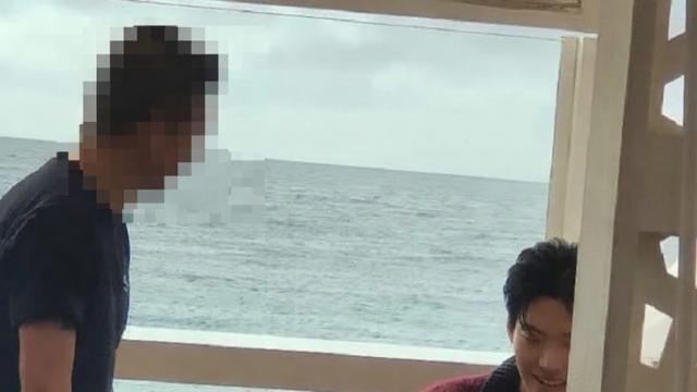 김우빈♥신민아, 스페인 신혼여행 목격담…결혼 후 ‘환한 미소’ [IS하이컷]