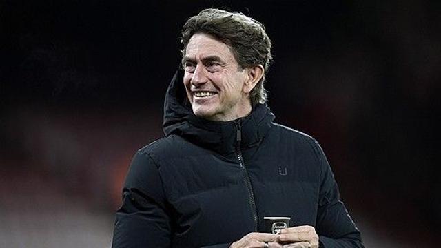 '아스널 간첩인가?' 토트넘 사령탑, 철천지 원수 구단 컵 대놓고 사용 '딱 걸렸다'→