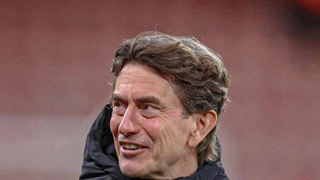 손흥민은 슈퍼카까지 도색했는데…토트넘 감독, ‘아스널 컵’ 들고 등장→“다른 팀이 라커룸에 두고 간 것” 해명